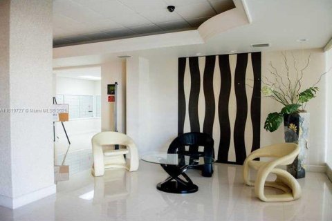 Condo in Hallandale Beach, Florida, 2 bedrooms  № 1780075 - photo 6