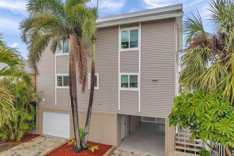 Villa ou maison à vendre à Redington Shores, Floride: 3 chambres, 233.74 m2 № 1523956 - photo 1