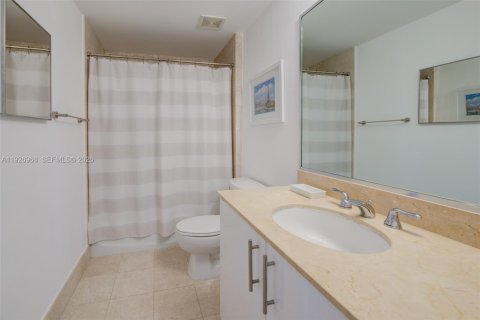 Condo in Miami, Florida, 2 bedrooms  № 2038685 - photo 16
