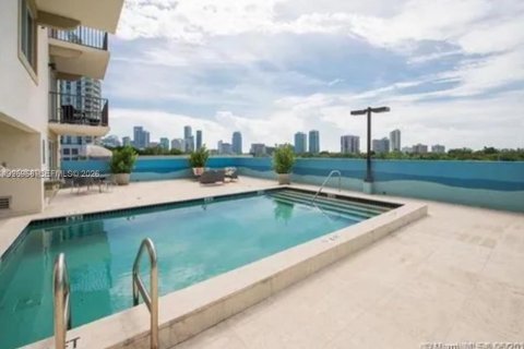 Condo in Miami, Florida, 2 bedrooms  № 2038685 - photo 19
