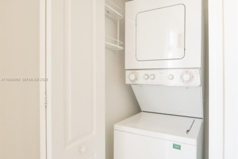 Condo in Miami, Florida, 2 bedrooms  № 2038685 - photo 7