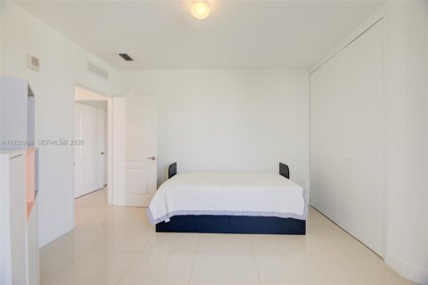 Condo in Miami, Florida, 2 bedrooms  № 2038685 - photo 13