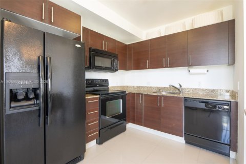 Condo in Miami, Florida, 2 bedrooms  № 2038685 - photo 6
