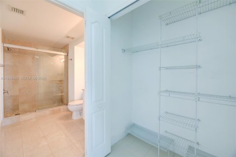 Condo in Miami, Florida, 2 bedrooms  № 2038685 - photo 12