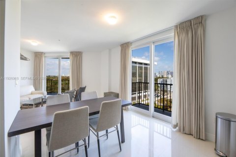 Condo in Miami, Florida, 2 bedrooms  № 2038685 - photo 3