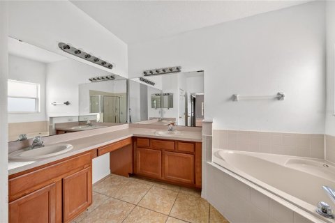 House in Kissimmee, Florida 4 bedrooms, 234.86 sq.m. № 2410657 - photo 28