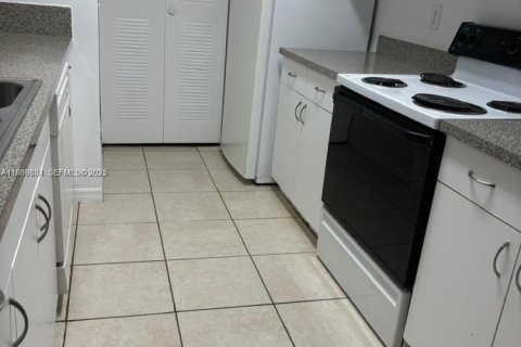 Condo in Hollywood, Florida, 2 bedrooms  № 1994529 - photo 4