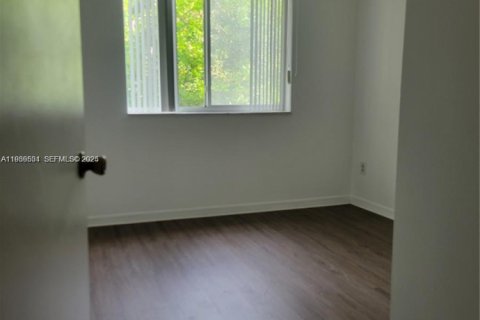 Condo in Hollywood, Florida, 2 bedrooms  № 1994529 - photo 8