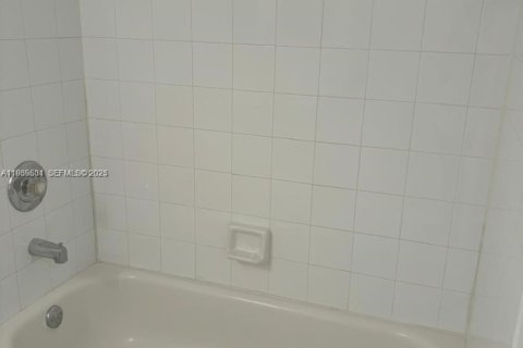 Condo in Hollywood, Florida, 2 bedrooms  № 1994529 - photo 13