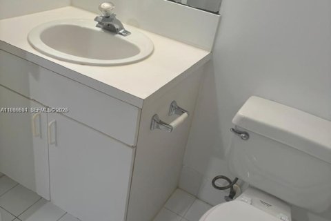 Condo in Hollywood, Florida, 2 bedrooms  № 1994529 - photo 12