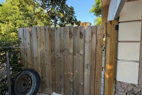 Снять в аренду виллу или дом в Дирфилд-Бич, Флорида 1 спальня, 264.68м2, № 1976040 - фото 1