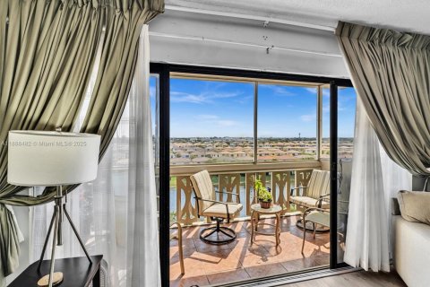 Condo in Miami, Florida, 2 bedrooms  № 1942318 - photo 12