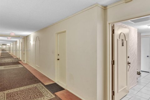 Condo in Miami, Florida, 2 bedrooms  № 1942318 - photo 3