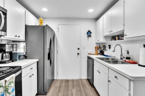 Condo in Miami, Florida, 2 bedrooms  № 1942318 - photo 24