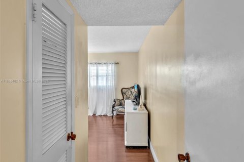Condo in Miami, Florida, 2 bedrooms  № 1942318 - photo 26