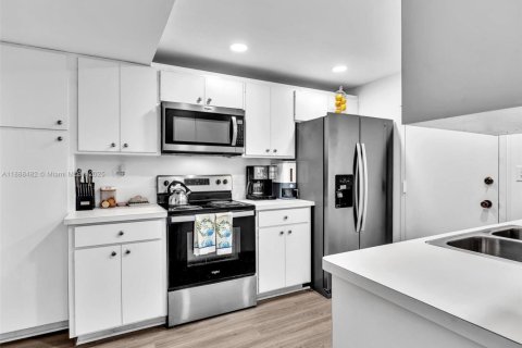 Condo in Miami, Florida, 2 bedrooms  № 1942318 - photo 23