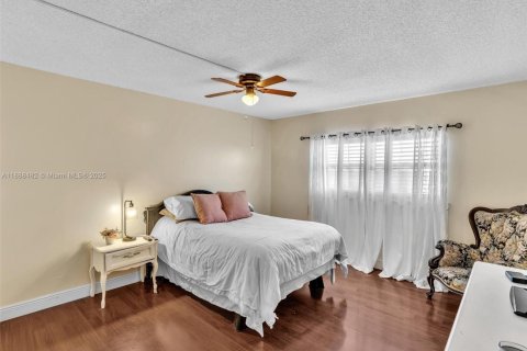 Condo in Miami, Florida, 2 bedrooms  № 1942318 - photo 27