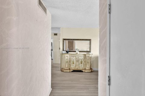 Condo in Miami, Florida, 2 bedrooms  № 1942318 - photo 4