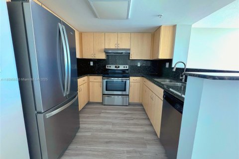 Condominio en alquiler en Miami, Florida, 2 dormitorios, 97.73 m2 № 1888042 - foto 2