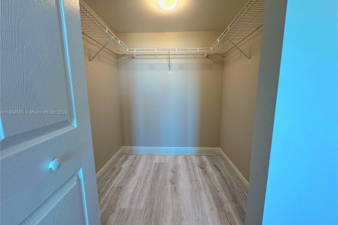 Condominio en alquiler en Miami, Florida, 2 dormitorios, 97.73 m2 № 1888042 - foto 11