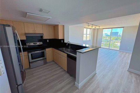 Condominio en alquiler en Miami, Florida, 2 dormitorios, 97.73 m2 № 1888042 - foto 1