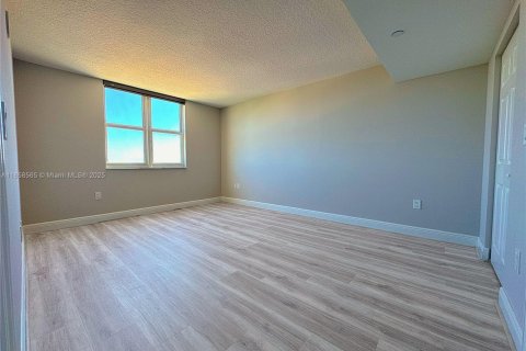 Condominio en alquiler en Miami, Florida, 2 dormitorios, 97.73 m2 № 1888042 - foto 4