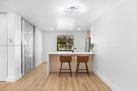 Condo in Aventura, Florida, 2 bedrooms № 2010344 - photo 11