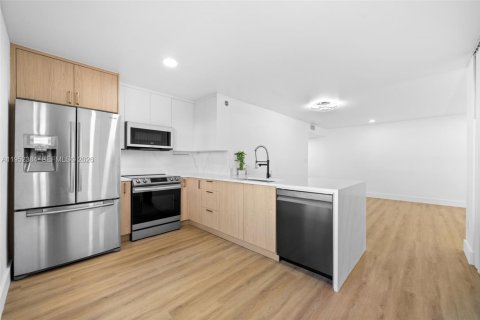 Condo in Aventura, Florida, 2 bedrooms № 2010344 - photo 8