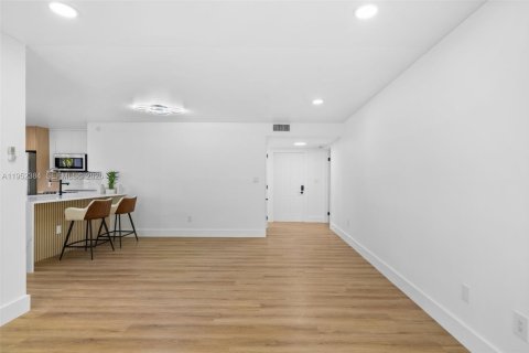 Condo in Aventura, Florida, 2 bedrooms № 2010344 - photo 13