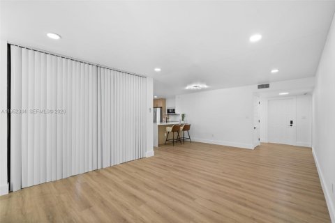 Condo in Aventura, Florida, 2 bedrooms № 2010344 - photo 14