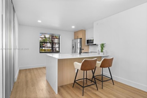 Condo in Aventura, Florida, 2 bedrooms № 2010344 - photo 9