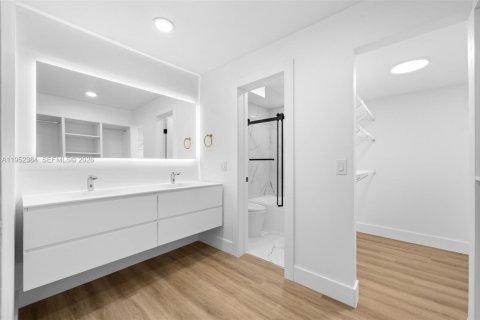 Condo in Aventura, Florida, 2 bedrooms № 2010344 - photo 20