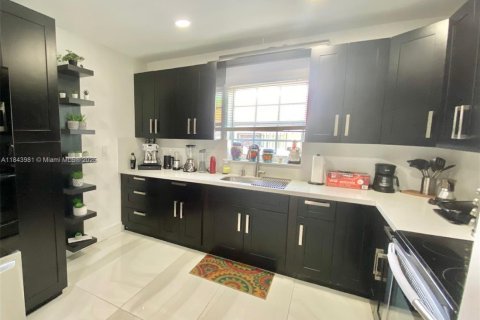 House in Miami, Florida 3 bedrooms, 195.65 sq.m. № 2076886 - photo 7