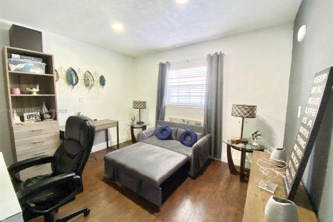 House in Miami, Florida 3 bedrooms, 195.65 sq.m. № 2076886 - photo 22