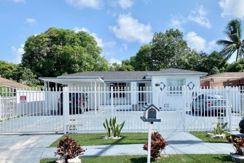 House in Miami, Florida 3 bedrooms, 195.65 sq.m. № 2076886