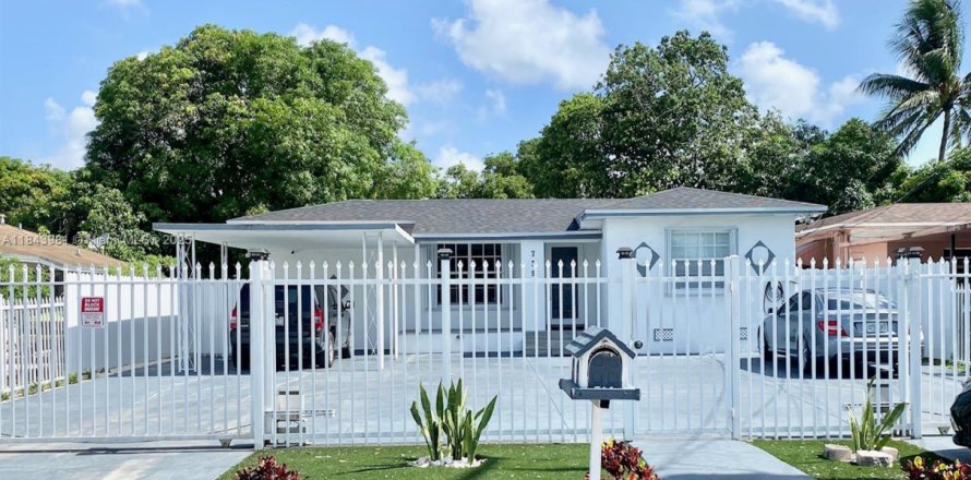 House in Miami, Florida 3 bedrooms, 195.65 sq.m. № 2076886