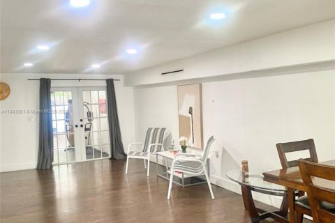 House in Miami, Florida 3 bedrooms, 195.65 sq.m. № 2076886 - photo 17