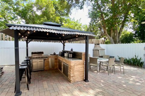 House in Miami, Florida 3 bedrooms, 195.65 sq.m. № 2076886 - photo 3