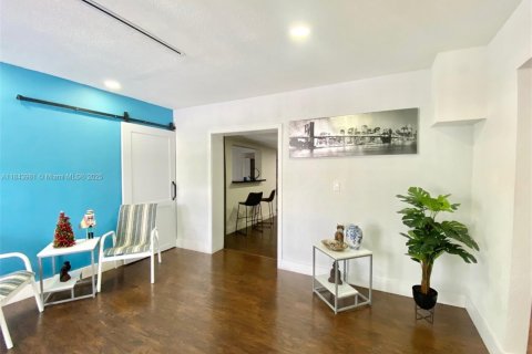 House in Miami, Florida 3 bedrooms, 195.65 sq.m. № 2076886 - photo 6