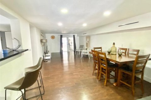 House in Miami, Florida 3 bedrooms, 195.65 sq.m. № 2076886 - photo 15