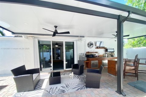 House in Miami, Florida 3 bedrooms, 195.65 sq.m. № 2076886 - photo 5