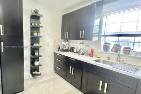 House in Miami, Florida 3 bedrooms, 195.65 sq.m. № 2076886 - photo 10