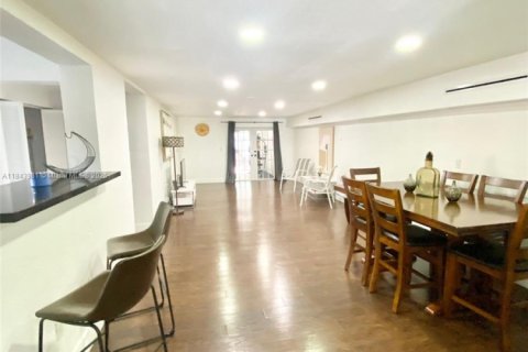 House in Miami, Florida 3 bedrooms, 195.65 sq.m. № 2076886 - photo 20