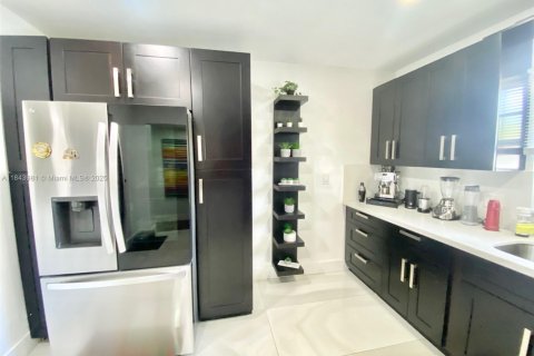 House in Miami, Florida 3 bedrooms, 195.65 sq.m. № 2076886 - photo 11