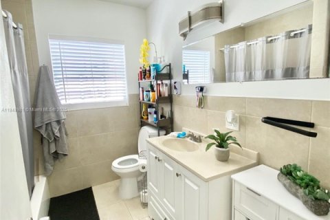 House in Miami, Florida 3 bedrooms, 195.65 sq.m. № 2076886 - photo 30