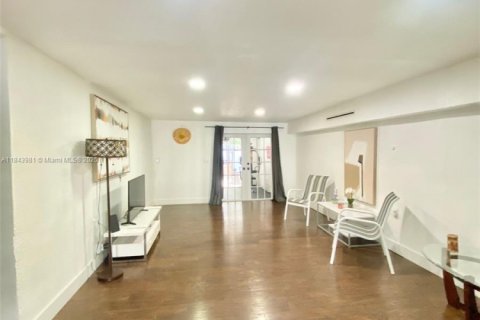 House in Miami, Florida 3 bedrooms, 195.65 sq.m. № 2076886 - photo 19