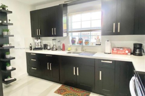 House in Miami, Florida 3 bedrooms, 195.65 sq.m. № 2076886 - photo 8