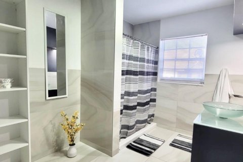 House in Miami, Florida 3 bedrooms, 195.65 sq.m. № 2076886 - photo 26
