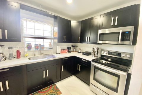 House in Miami, Florida 3 bedrooms, 195.65 sq.m. № 2076886 - photo 9