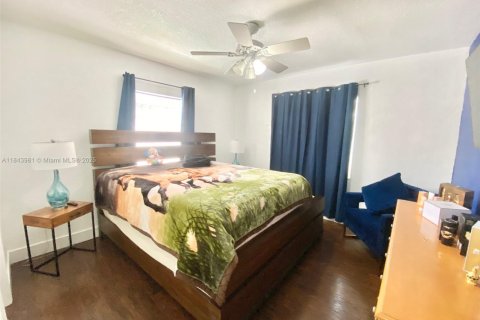 House in Miami, Florida 3 bedrooms, 195.65 sq.m. № 2076886 - photo 28